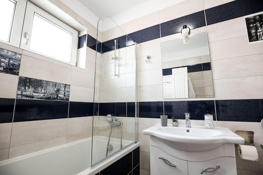 Modern Condo With Parking, Sibiu Esterno foto
