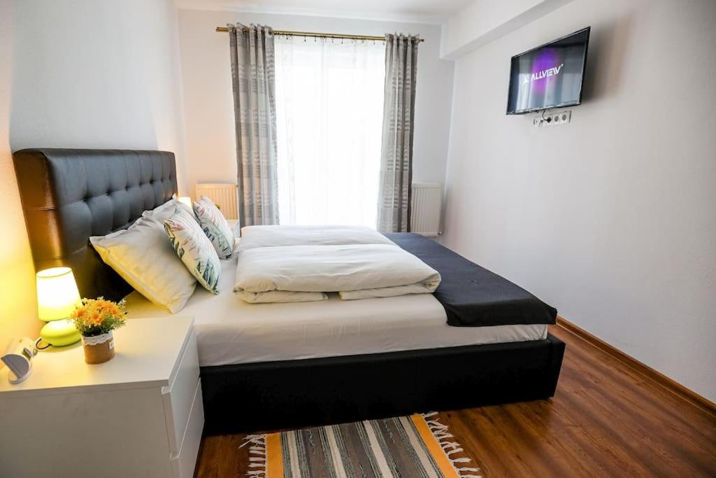 Modern Condo With Parking, Sibiu Esterno foto